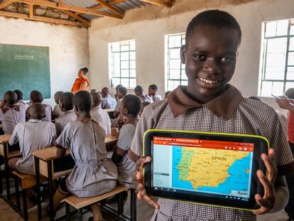 Se estima que una conexión de banda ancha fiable y segura instalada en algo más de 23.000 escuelas supone un crecimiento del 1,4% en el PIB de un país.