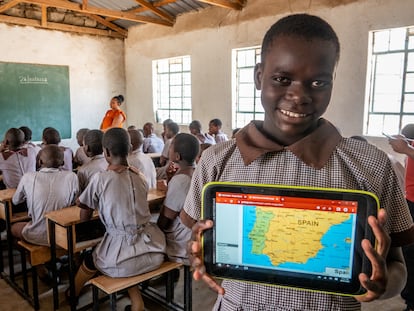 Se estima que una conexión de banda ancha fiable y segura instalada en algo más de 23.000 escuelas supone un crecimiento del 1,4% en el PIB de un país.
