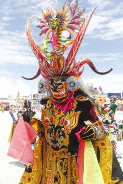 Un traje de Diablada en todo su esplendor. Consta de máscara, espaldar, coraza, pantalón y botas. Cuando la Festividad de la Virgen de la Candelaria en Perú, o el Carnaval de Oruro en Bolivia, se desarrollan de manera normal, son el alma de la fiesta.