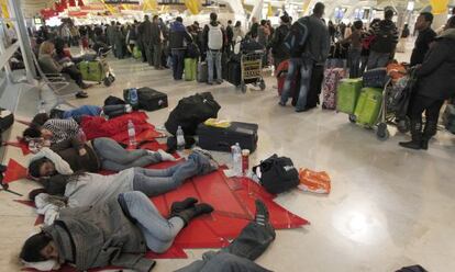 Afectados por la huelga salvaje de los controladores aéreos, duermen en el suelo del aeropuerto de Madrid Barajas, T- 4.