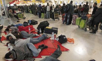 Afectados por la huelga salvaje de los controladores a&eacute;reos, duermen en el suelo del aeropuerto de Madrid Barajas, T- 4. 