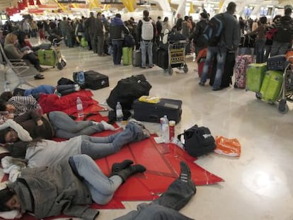 Afectados por la huelga salvaje de los controladores a&eacute;reos, duermen en el suelo del aeropuerto de Madrid Barajas, T- 4. 