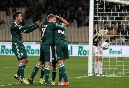 Los jugadores del Panathinaikos celebran su gol.