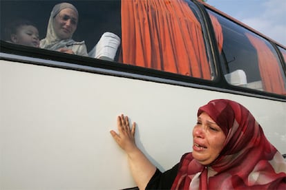 Una mujer sueco libanesa sujeta a su bebé y se despide de su madre. Miles de familias mixtas han quedado separadas tras las evacuaciones.