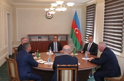 Representantes de Nagorno Karabaj y del Gobierno de Azerbaiyán, reunidos el jueves para tratar sobre los derechos de los armenios de la región.