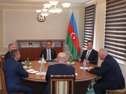 Representantes de Nagorno Karabaj y del Gobierno de Azerbaiyán, reunidos el jueves para tratar sobre los derechos de los armenios de la región.