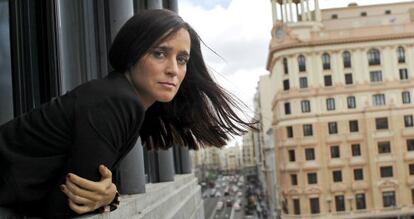 La cantante Julieta Venegas, fotografiada en lo alto de un hotel en la Gran Vía madrileña.