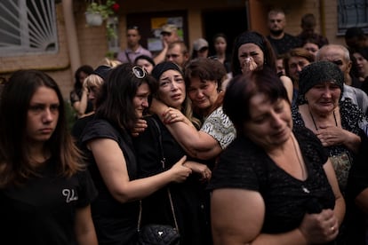 Anastasia Ohrimenko, de 26 años, llora junto a sus familiares y amigos durante el funeral de su marido Yury Styglyuk, un militar ucraniano que murió en combate el 24 de agosto en Maryinka, Donetsk, durante su funeral en Bucha, Ucrania, el 31 de agosto de 2022. 