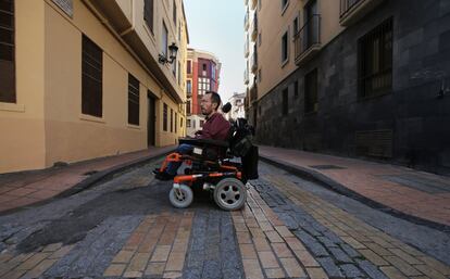 Pablo Echenique cruza por una calle de Zaragoza.