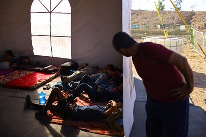 En Ciudad Juárez hay alrededor de 40 albergues, públicos y privados —gestionados por organizaciones religiosas—, y la mayoría cuenta con espacio de alojamiento. Sin embargo, muchos migrantes se niegan a encerrarse y prefieren quedarse en la calle, mientras esperan que el Gobierno de Estados Unidos les otorgue una cita para pedir asilo. En la imagen, migrantes descansan en el nuevo refugio del INM en Ciudad Juárez. 
