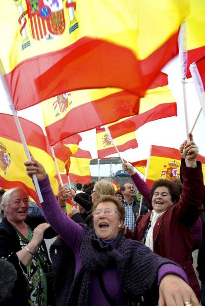 Vecinos de Valença do Minho se manifiestan con banderas españolas.