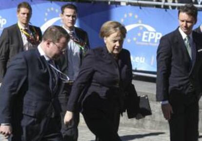 La canciller alemana, Angela Merkel (c), a su llegada a la reunión del Partido Popular Europeo antes del inicio de la cumbre de jefes de Estado y Gobierno de la Unión Europea (UE), en Bruselas.