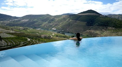 Una finca de 8.000 metros cuadrados en el corazón del Valle del Duero con vistas impresionantes al río Duero. La villa sigue una arquitectura moderna, se alquila de manera independiente y cuenta con cuatro habitaciones. Un lugar para desconectar entre viñas y huertas.