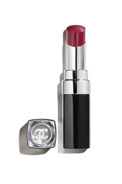 La nueva generación de labiales de Chanel, Rouge Coco Bloom, recoge todas las demandas actuales: se busca brillo y color de larga duración, pero sin renunciar al confort o al tratamiento de un bálsamo. La barra es el resultado de tres años de investigación entre la maison y el laboratorio médico de Pantin.