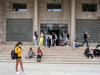 Alumnos entrando y saliendo de la facultad de bellas artes de la Universidad de Salamanca, en el primer día del curso.