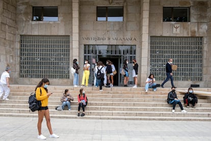 Alumnos entrando y saliendo de la facultad de bellas artes de la Universidad de Salamanca, en el primer día del curso.