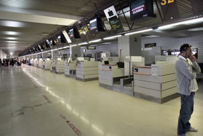 Los mostradores de facturación para vuelos internacionales permanecían ayer desiertos en el aeropuerto alicantino de L&#39;Altet.