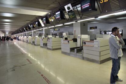 Los mostradores de facturación para vuelos internacionales permanecían ayer desiertos en el aeropuerto alicantino de L'Altet.