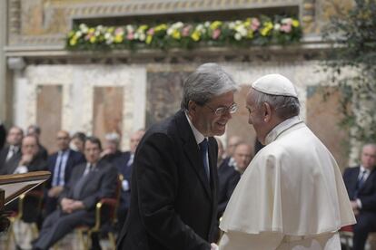 El papa Francisco (d) saludando al primer ministro italiano, Paolo Gentiloni (i).