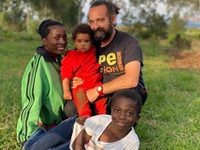 El veterinario Luis flores Girón con su familia en la República Democrática del Congo.