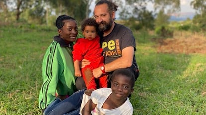 El veterinario Luis flores Girón con su familia en la República Democrática del Congo.