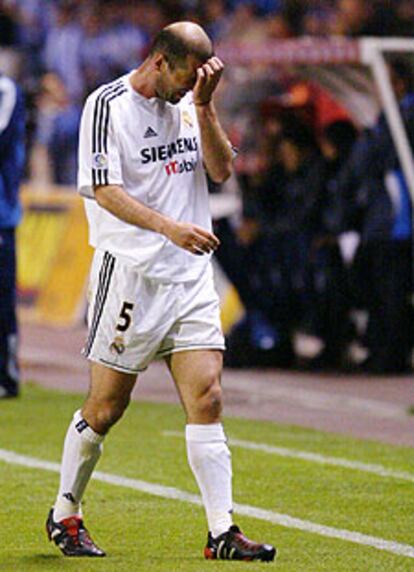 Zidane, en Riazor, camino del vestuario.