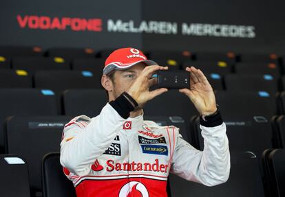 Jenson Button saca una foto de su nuevo monoplaza.