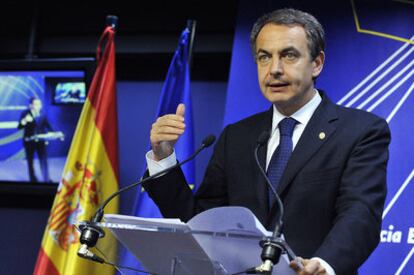 El presidente del Gobierno y presidente de turno de la Unión Europea, José Luis Rodríguez Zapatero, en la rueda de prensa que ha ofrecido después de la reunión informal de líderes de la UE en Bruselas
