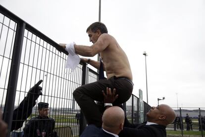 Xavier Broseta, sense camisa, intenta fugir saltant una tanca ajudat per agents de seguretat i de la policia. El conseller delegat de Air France, Frederic Gagey, també va fer una sortida precipitada, segons dos membres del comitè.