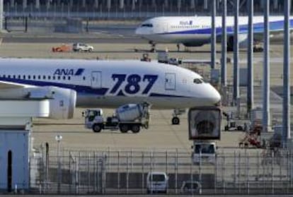 Dos aviones ANA Boeing 787 de Dreamlines permanecen estacionados en la pista del aeropuerto de Haneda en Tokio (Japón), el 18 de enero de 2013.