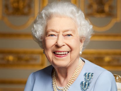 Última imagen de Isabel II distribuida por el Palacio de Buckingham el 18 de septiembre de 2022 muestra a la reina Isabel II de Gran Bretaña sonriendo, fotografiada en el Castillo de Windsor en mayo de 2022.