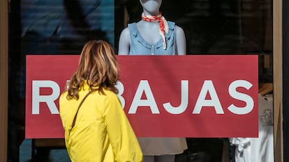 Un escaparate de una tienda madrileña con un cartel de rebajas.