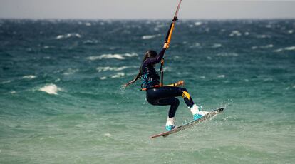 Gisela Pulido, diez veces campeona del mundo de kitesurf, realiza una pirueta en el agua.