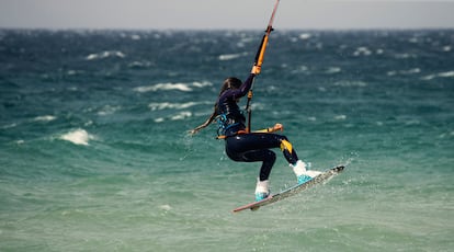 Gisela Pulido, diez veces campeona del mundo de kitesurf, realiza una pirueta en el agua.