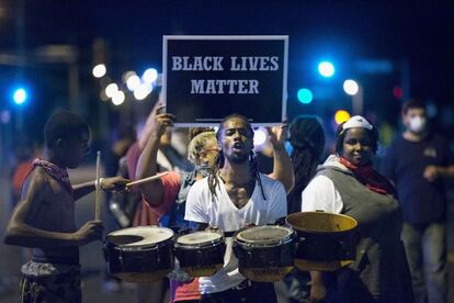 Manifestación en Ferguson por la conmemoración del aniversario del asesinato del joven negro Michael Brown a manos de un policía blanco, en 2015.