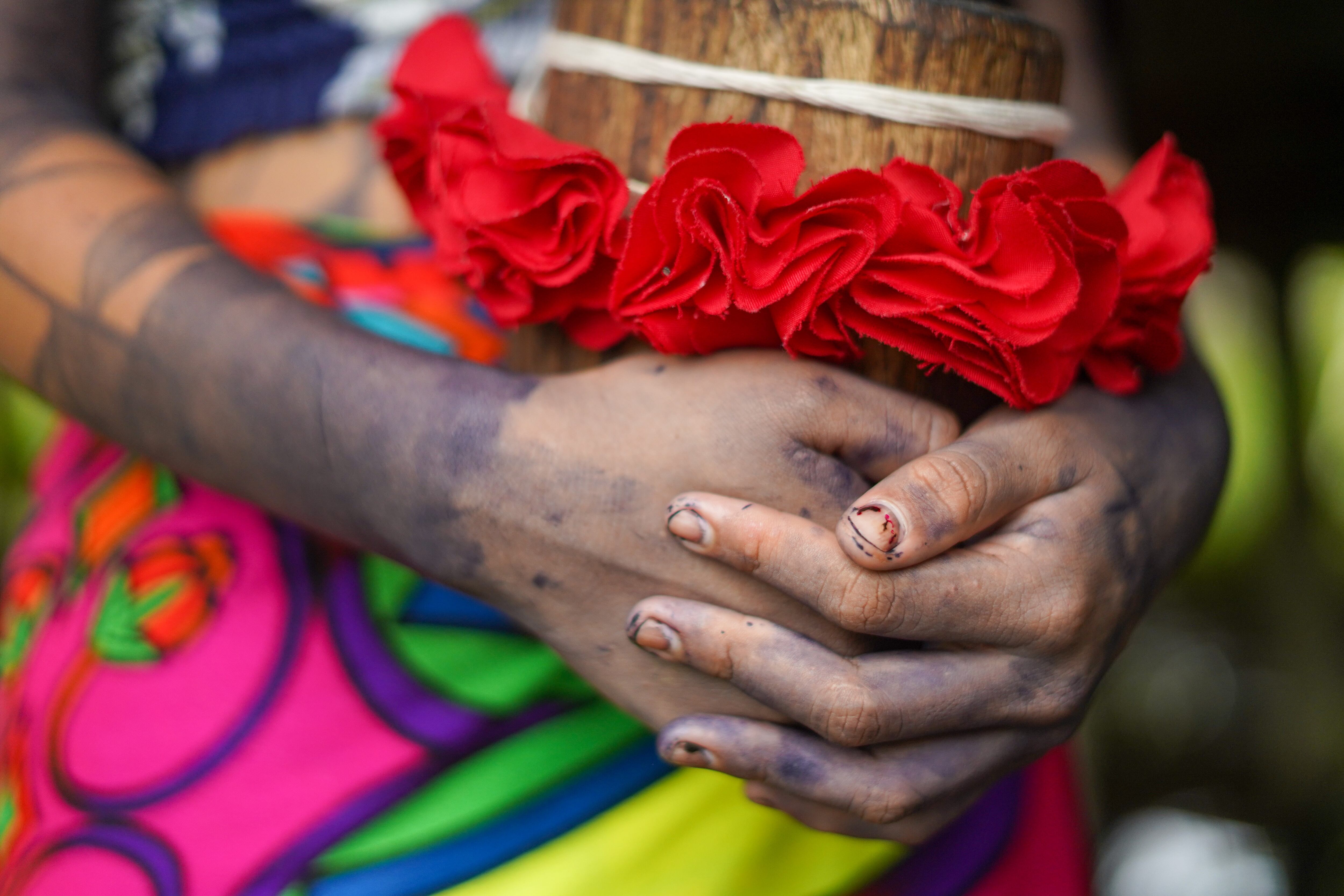 Joven del grupo Nepono Werara sostiene la tonoa, instrumento tradicional de su pueblo.