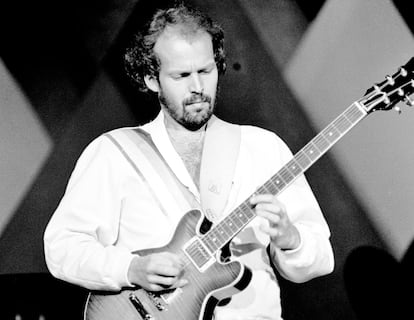 Lasse Wellander, durante una actuación con ABBA en el Wembley Arena de Londres en noviembre de 1979.