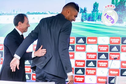 Casemiro y Emilio Butragueño sonríen antes de abandonar la sala de prensa de Valdebebas.