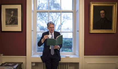 El canciller del Exchequer, Philip Hammond, revisa su informe en su despacho de Downing Street.