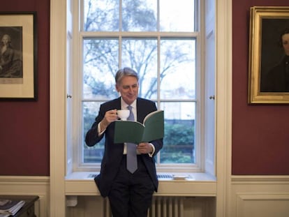 El canciller del Exchequer, Philip Hammond, revisa su informe en su despacho de Downing Street.