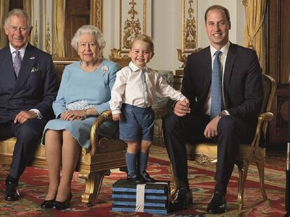 Isabel II, con su hijo Carlos, su nieto Guillermo y el peque&ntilde;o Jorge.