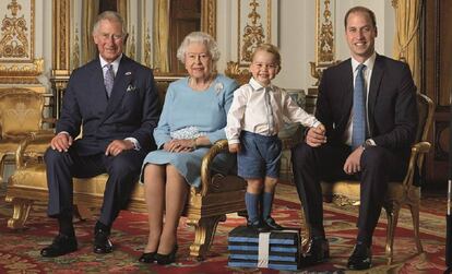 Isabel II, con su hijo Carlos, su nieto Guillermo y el pequeño Jorge.