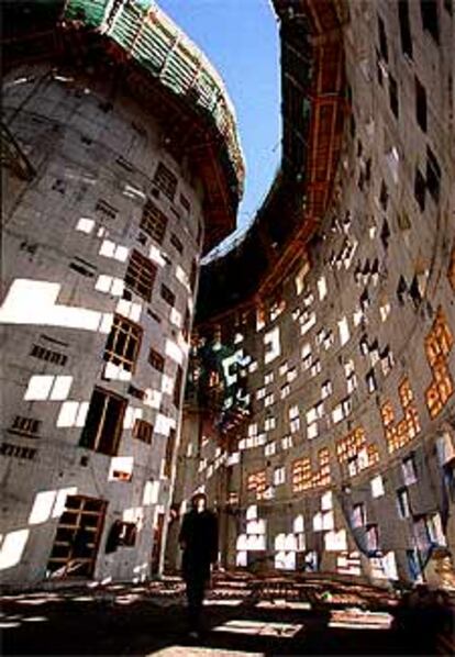 Estructura interior de la torre Agbar. En la foto, el arquitecto Fermín Vázquez.