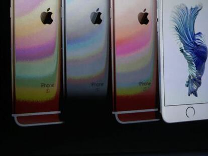 El director ejecutivo de Apple, Tim Cook, habla junto a imágenes del iPhone 6S y 6S Plus.