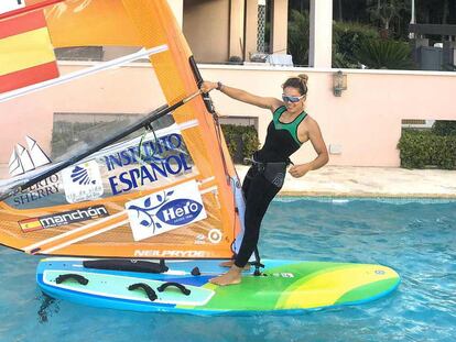 Blanca Manchón se entrena en la piscina de su casa durante el estado de alarma.