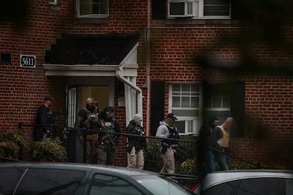 Oficiales del Servicio de Inmigración y Control de Aduanas de Estados Unidos, se retiran después de intentar sin éxito ingresar a un apartamento en persecución de un hombre hondureño cerca de Rockville, Maryland, el 6 de febrero de 2025.