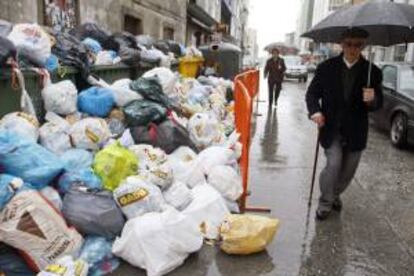 Vista de varios contenedores desbordados en el municipio lucense de Vilalba, tras la huelga de dos semanas en las que se ha acumulado en las calles de la localidad y en la zona rural 220 toneladas de desperdicios.