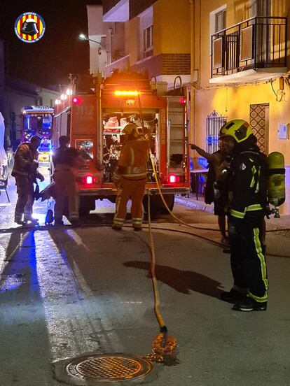 Bomberos del Consorcio Provincial de Valencia en una intervención, en una imagen distribuida por Efe.