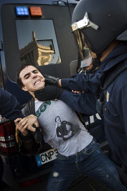 Manifestante detenido en Madrid durante la huelga general del 14-N.
