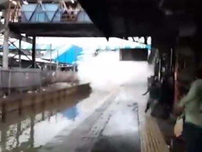 El conductor no bajó de velocidad al llegar a una parada completamente inundada